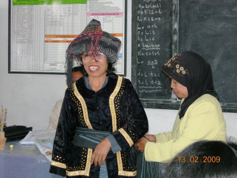Salah seorang peserta pelatihan menjadi narasumber pada pelatihan tim sekolah paket Bahasa Indonesia di gugus Sidikalang 13/2 yang menceritakan tentang budaya Pakpak khusunya pakaian adat ULOS